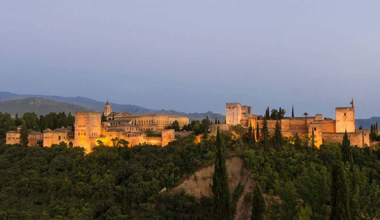 Hacer turismo en Granada es abrir un cofre de historia y cultura
