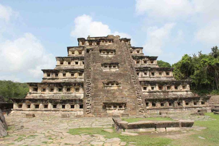 La cultura maya, origen y etapas. Aspectos culturales